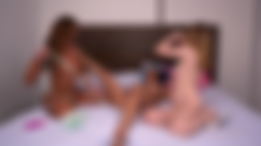 Aila donovan et aliya brynn 69 pendant que serena santos regarde et se masturbe lors de cette chaude émission de webcams en direct à trois lesbiennes.