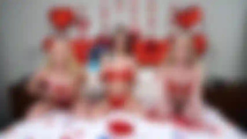 Une orgie de la saint-valentin - emma starletto, maddy may et lily larimar se masturbe pour vous en direct sur cam show.