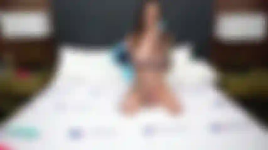 Rocky emerson, alex coal et percy sires font une ligne pour manger la chatte sur un trio lesbien en direct.