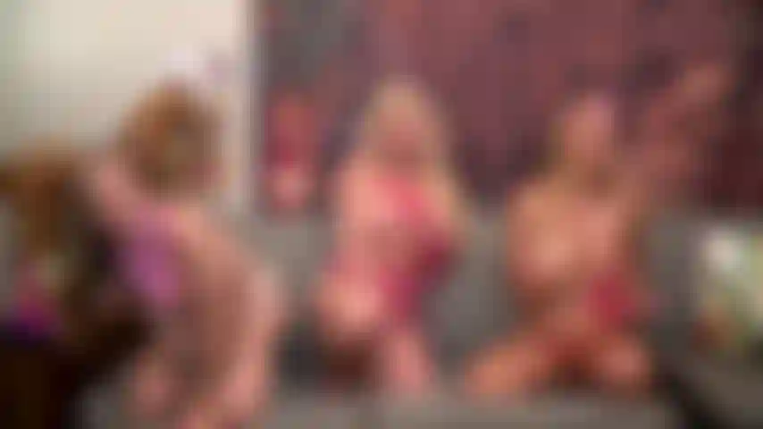 Des stars du rodeo - rory knox, jasmine daze et spencer scott dans un trio lesbien cowgirl.