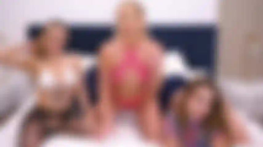 3 Les filles chaudes qui fument ont le meilleur trio de filles en direct.