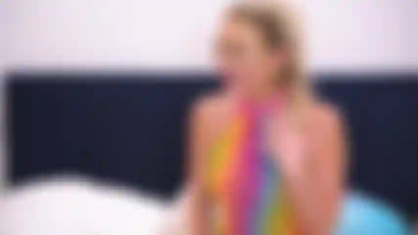 Incroyable trio de lesbiennes éjacule lors d'un spectacle en direct avec les stars du porno les plus excitées du moment.