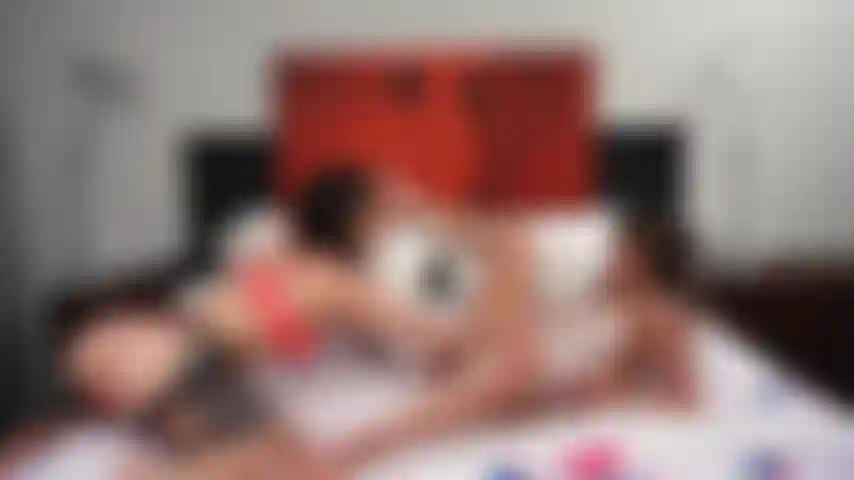 Maddy may et kylie rocket s'amusent à monter avec un gode-ceinture et à se bouffer la chatte lors d'une émission de webcam en direct.