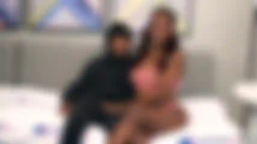 Cum n play - daya knight donne la tête à chris blaccwood lors d'une émission en direct.