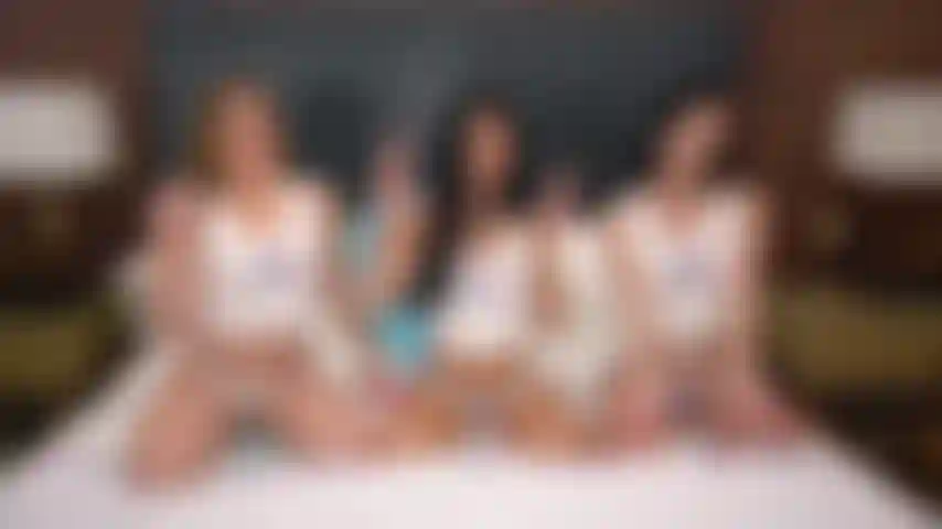 Jazmin luv, katie kush et diana grace se masturbant côte à côte lors d'une émission de webcams en direct le week-end.