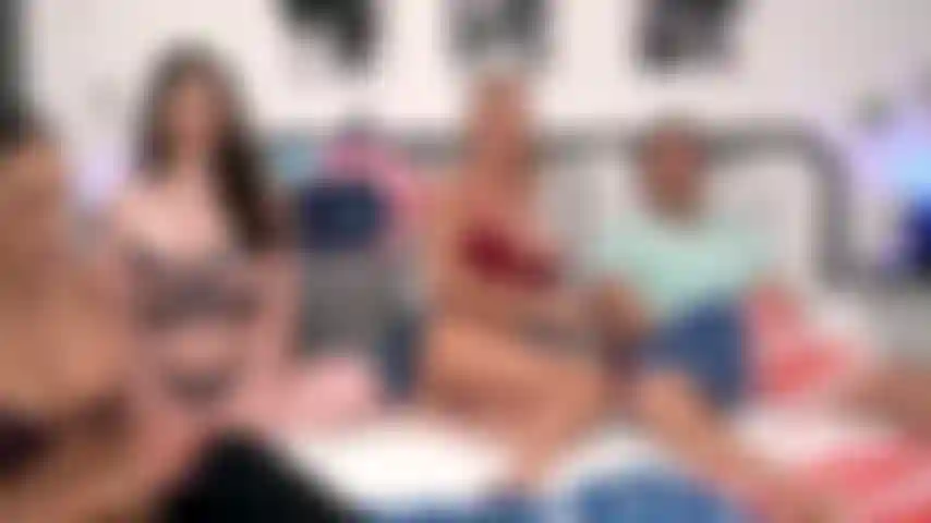 4 Certains de juillet - donnie rock se fait sucer la bite pendant qu'alyx star, mckenzie lee et sheena ryder jouent les uns avec les autres.