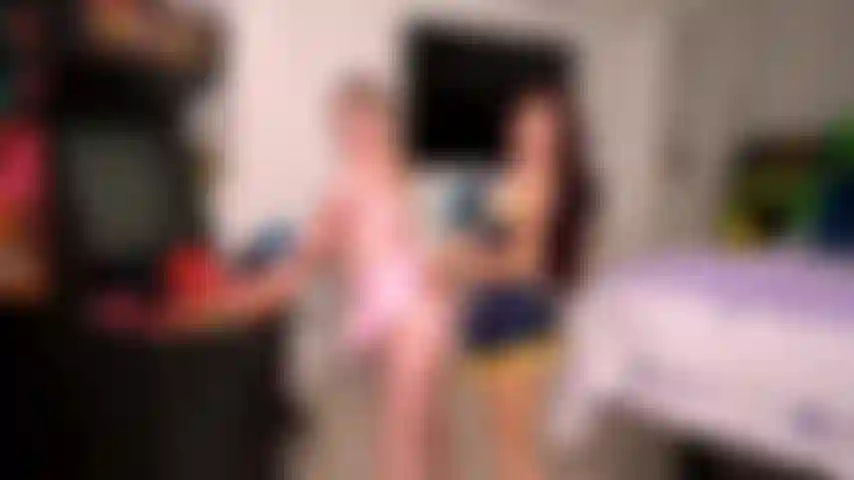 Soirée cosplay - tyler nixon reçoit toutes les filles cosplay jewelz blu, sabina rouge et eliza eves lors d'une émission de webcams à quatre en cosplay en direct.