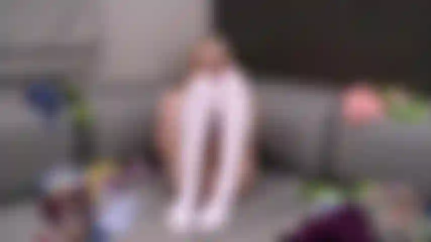 Fit blonde lily larimar va loucher alors qu'elle se doigte dans des chaussettes hautes.