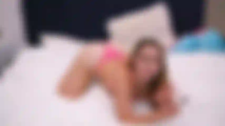 Sortez vos parapluies ! - Adira allure jouit et gicle comme une folle dans cet incroyable trio lesbien en direct.