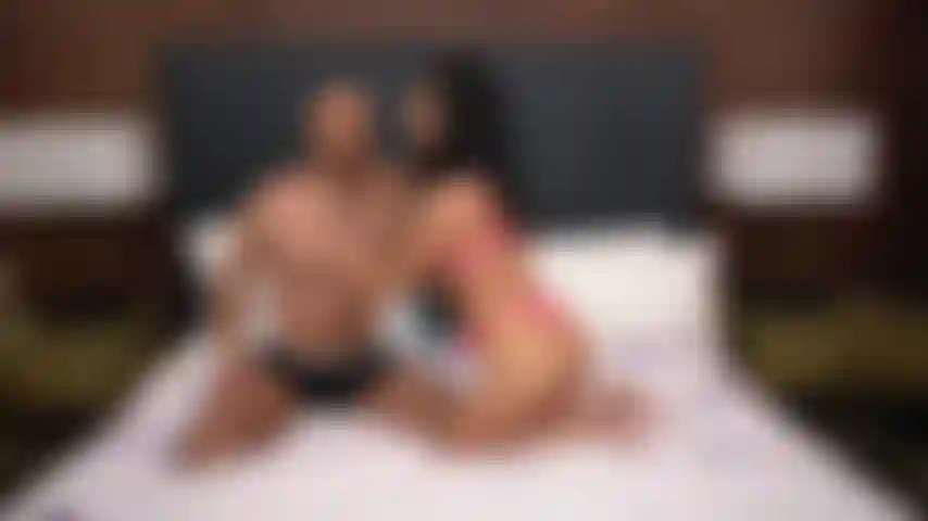 Oliver davis malmène avery black lors d'une émission de webcams en direct le week-end en couple.