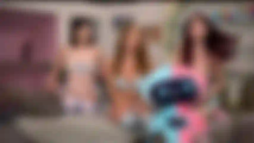 Permettons un jeu de rôle - skylar snow, jessica ryan, liv wild - trois filles chaudes en hauts de cuisse jouant les unes avec les autres lors d'un live cam gold show.