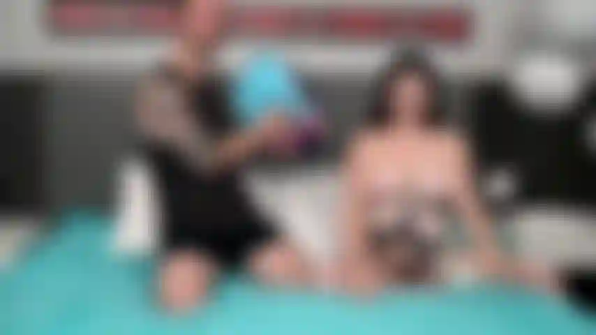 Chad alva met sa bite dure entre les gros seins de la star d'alyx lors d'un live show épique.