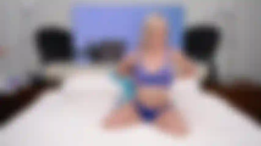 Trois filles léchant et suçant un gode comme si c'était ta bite en live cam.