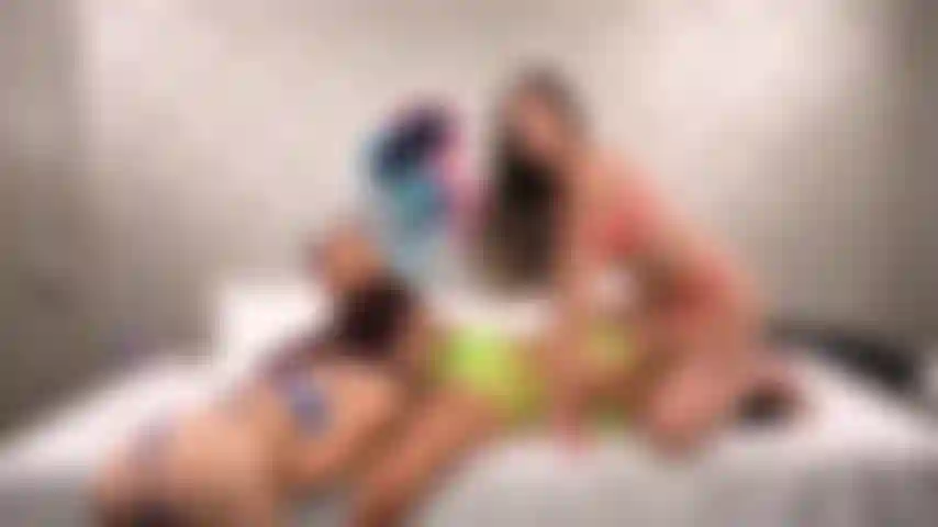 Je passe du temps à faire des ciseaux et à m'amuser dans un trio lesbien en direct avec natalia nix, sabina rouge, kiarra kai.