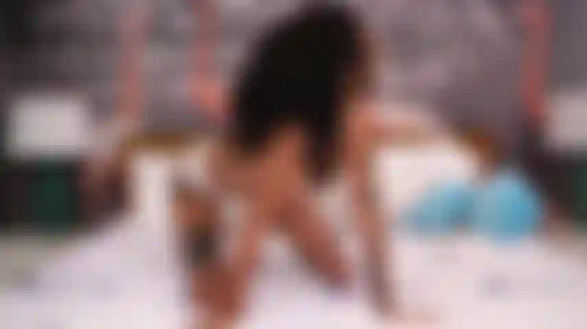 Latina emma blanco s'amuse beaucoup à jouer avec elle-même dans le spectacle de la vie.