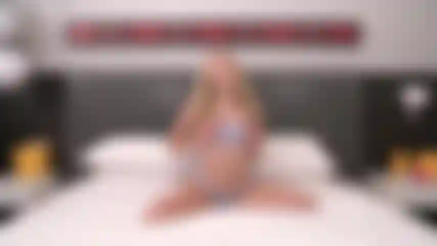 Mignonne blonde lily larimar sur cam.