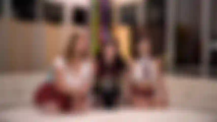 Permettons le jeu de rôle - une nonne punit les écolières avec une sangle avec skylar snow, jessica ryan, liv wild dans une émission de webcam en direct de jeu de rôle.