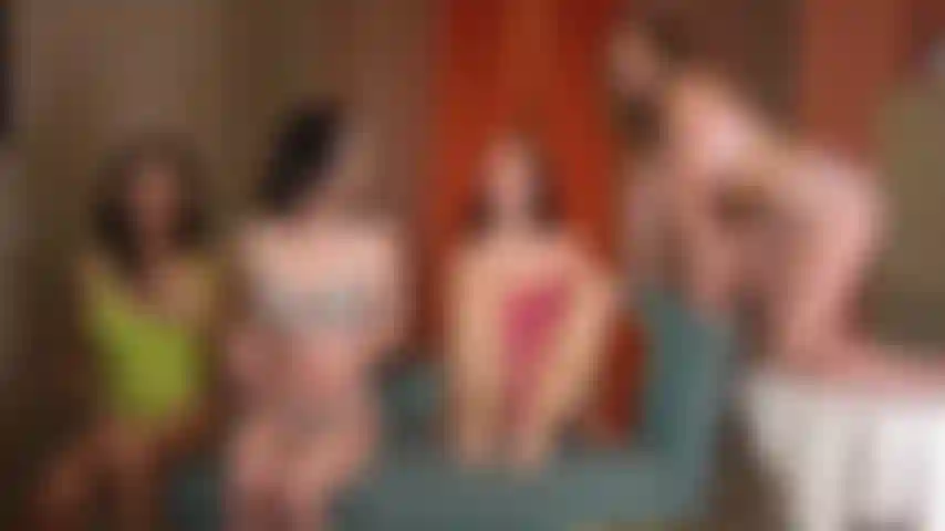 Jazmin luv, katie kush, diana grace et avery black forment une ligne vers la chatte est sur un incroyable quatuor lesbien en direct.