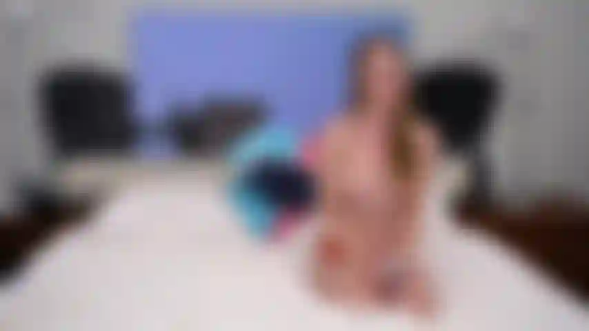 Toute mouillée et excitée - trois filles chaudes se baisent et se lèchent la chatte en direct sur cam.