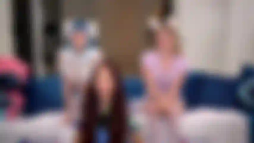 Soirée cosplay - jewelz blu, sabina rouge, eliza eves jouent avec des jouets en cosplay pendant le live cam gold show.