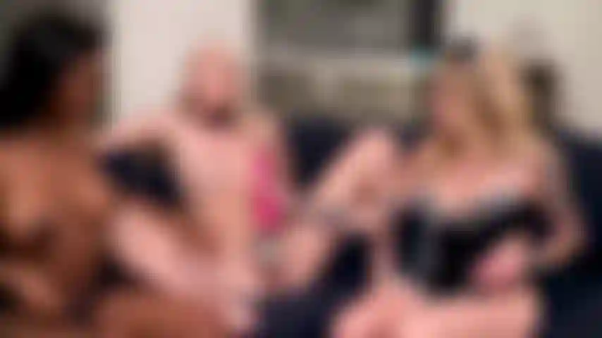 Spooky hot - les petites servantes sales jaymee green et paris white prennent bien soin de kay lovely.