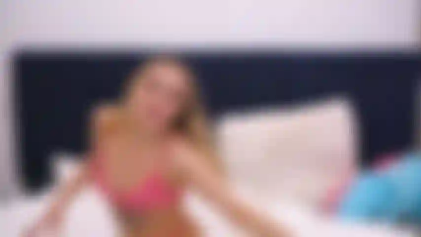 Ces 3 chaudasses se déchaînent dans ce trio lesbien en live cam.