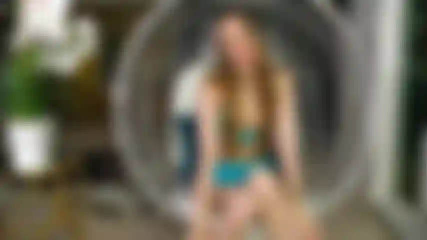 L'incroyable jillian janson est de retour, regardez-le souffler sur un gros gode et se baise dans sa chatte serrée et humide en direct.