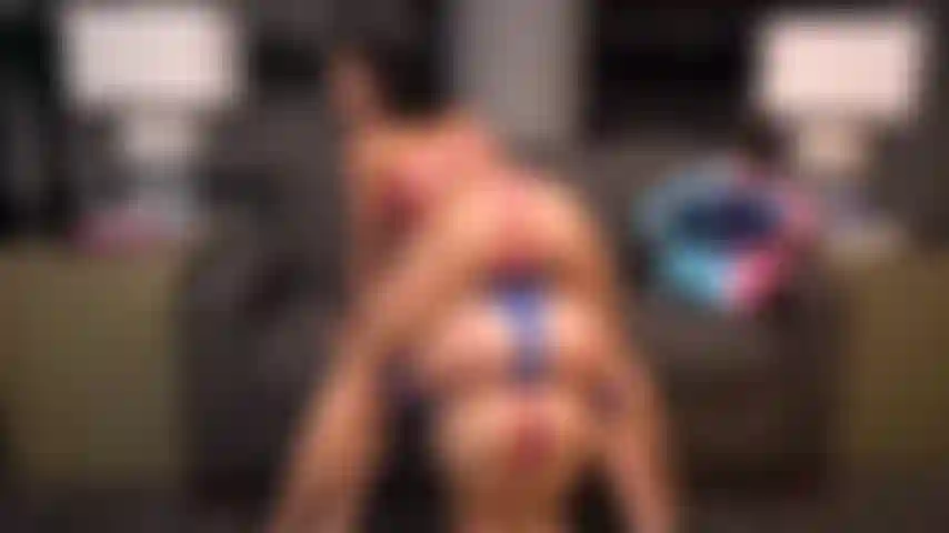 Avery black, alexis tae, maya woulfe s'entassent et secouent leurs culs pour vous lors d'une émission d'or en direct.