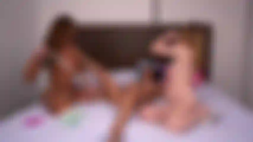 Aila donovan et aliya brynn 69 pendant que serena santos regarde et se masturbe lors de cette chaude émission de webcams en direct à trois lesbiennes.