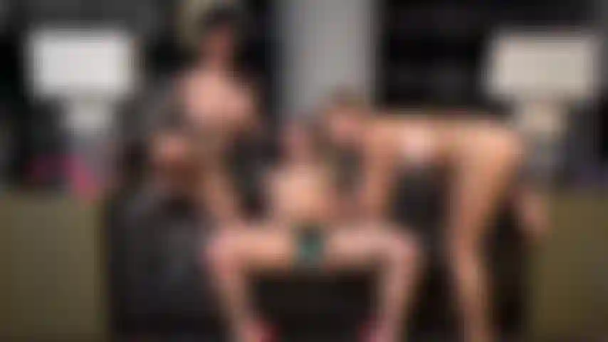 Whitney wright s'éclate avec lily lane et paige owens avec une émission de gode-ceinture en direct le week-end.