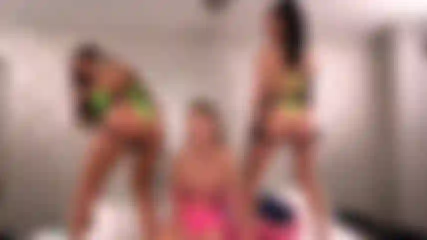 April olsen et lily lane, sangle hardcore sur spitroast sur paige owens lors d'une émission de webcams en direct à trois lesbiennes.