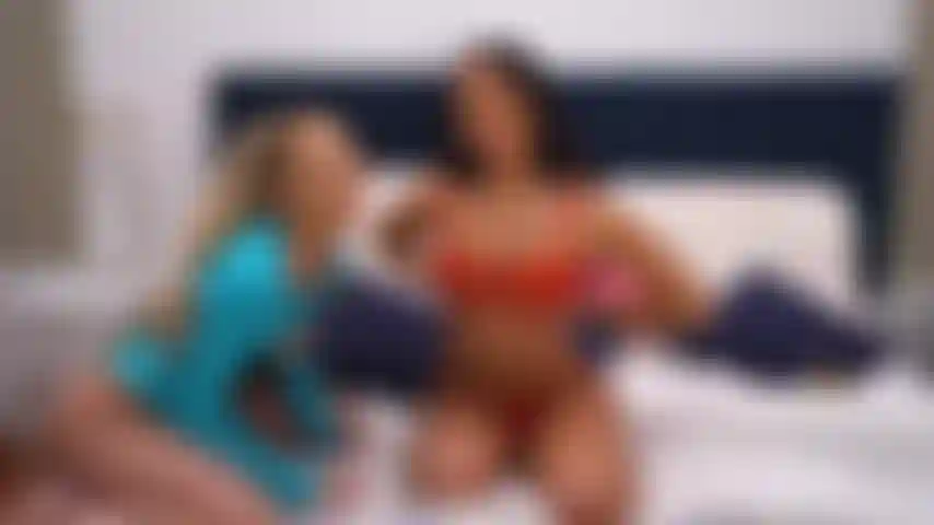 Mila monet, une fille bronzée bien roulée, s'amuse avec l'allure d'adira avant une chaude masturbation en solo.