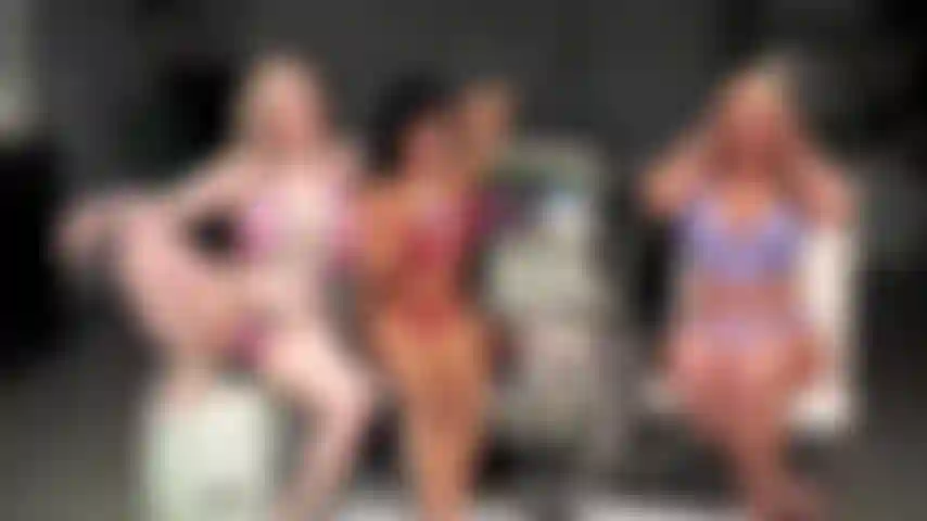 Naughty hearts - ember snow, mellanie monroe et kaiia eve utilisent une grande collection de jouets sexuels lors d'un spectacle en direct.