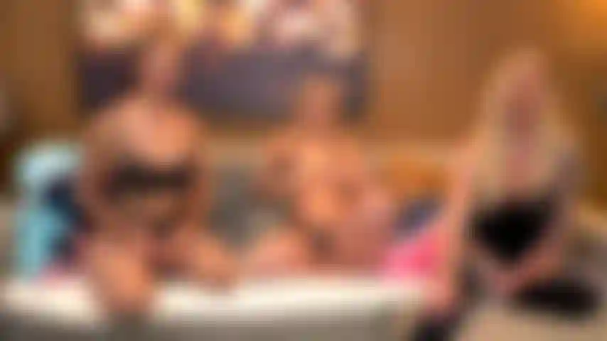 Tatouages ​​et seins - kali roses et bella rolland font que la bannière de milf brooke atteint l'orgasme en direct sur jerkmate tv.