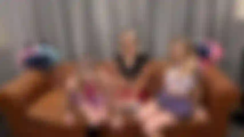 Fucktoberfest - marques mélodiques, sky pierce et paris white trois jolies écolières blondes en jupes courtes ont un trio en direct sur cam.