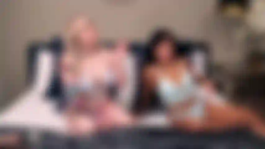 Naughty hearts - ember snow et kaiia eve sont en train de ciseler jusqu'à ce qu'ils atteignent l'apogée lors d'un spectacle d'or en direct.