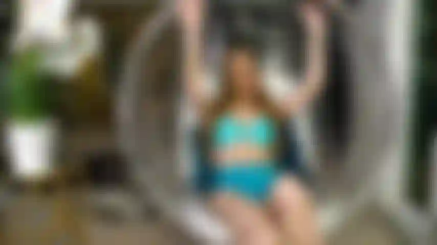 L'incroyable jillian janson est de retour, regardez-le souffler sur un gros gode et se baise dans sa chatte serrée et humide en direct (aperçu).