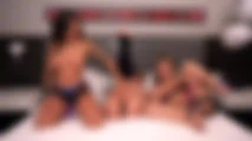 Lily lane prend des bites de tous les côtés - spitroasted par paige owens et april olsen lors d'une émission en direct.