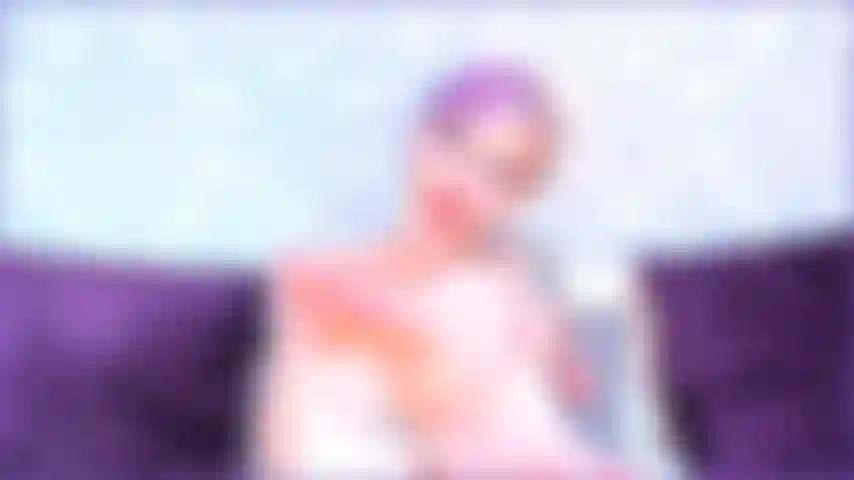 Suçant sur les orteils, crachant sur les pieds.