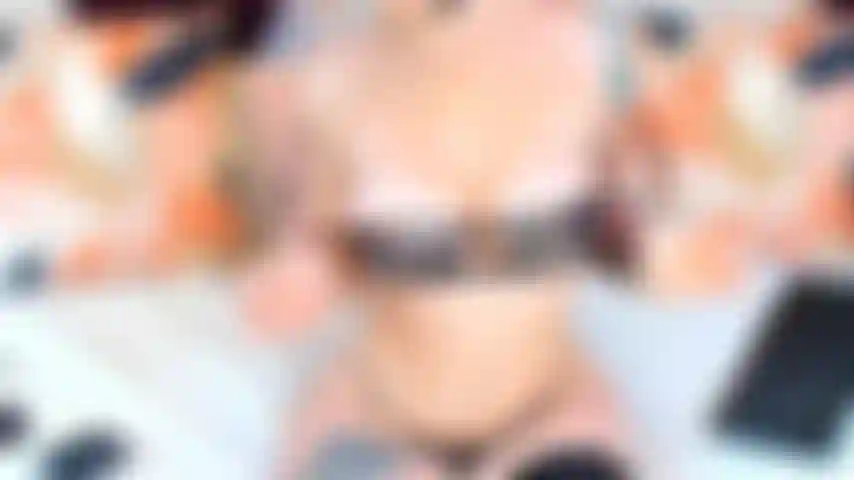 Taquine halfnude, frottant les seins et la chatte.