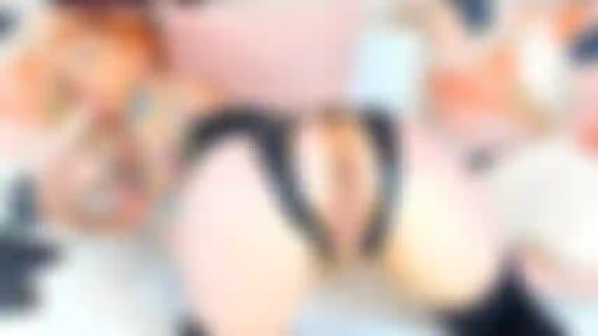 Je baise ma chatte et mon cul en levrette.