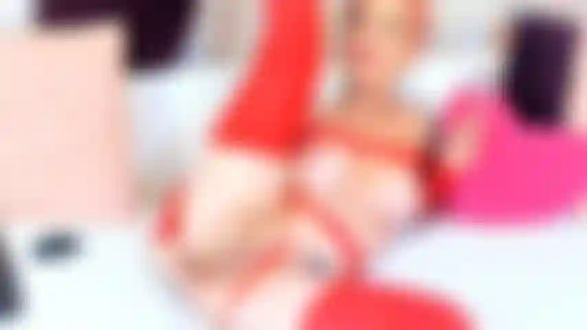 Anal avec un jouet en verre allongée sur le côté.