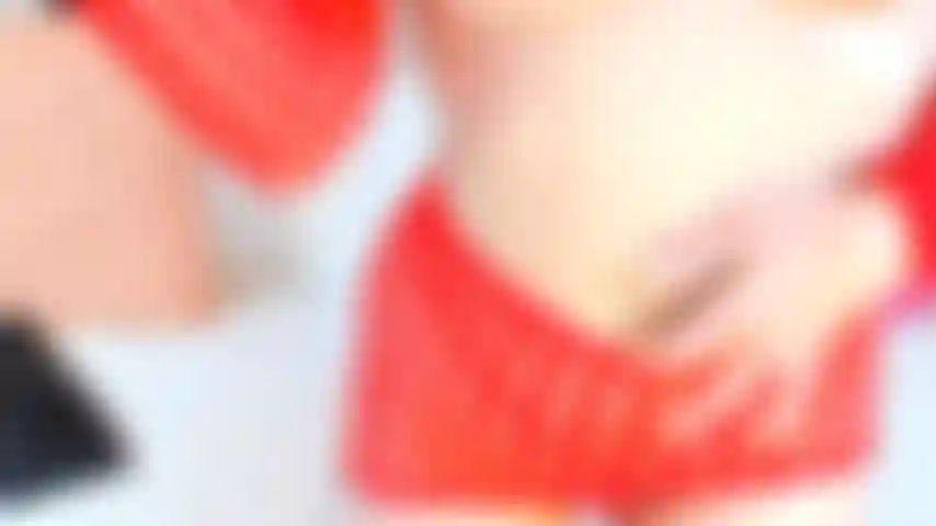 Un chien anal avec un jouet en verre et des propos grossiers.