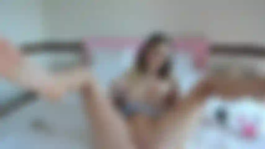 Je baise la chatte, puis je doigte le cul.