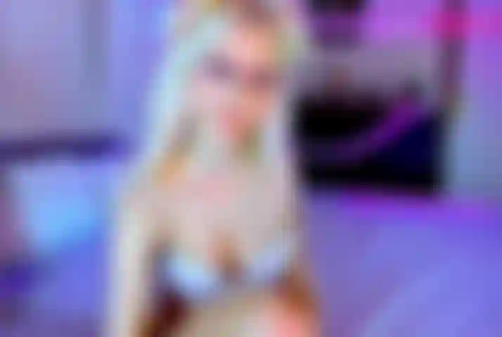 Doigt dans la chatte, gros jouet et éjacule.