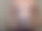 Regardez pendant que je soulève et laisse mon ventre retomber, entendez le son *flap flap* qu'il fait lorsque je saute. J'adore jouer avec mon nombril. Ça fait du bien.