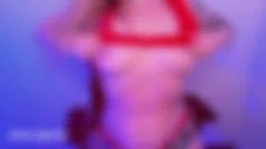 Le patriotisme américain dans ce qu'il a de plus beau dans ce clip topless d'adoration du corps en multi-angles. Admirez toutes mes courbes mises en valeur par des feux d'artifice scintillants pour célébrer ce 4 juillet (ou n'importe quel grand jour américain, pour être honnête...).
