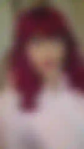 En tenue de lapin, seins et je caresse un gode.