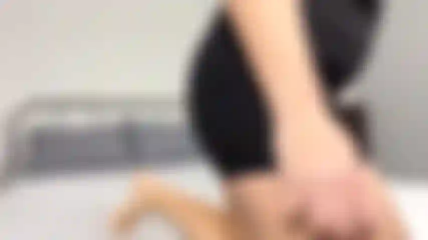 Je suis ton ex-petite amie et je viens de rentrer à la maison après t'avoir croisé au bar plus tôt dans la nuit. Je te fais une vidéo cochonne pour essayer de te séduire et te montrer à quel point je suis mouillée.... ;).