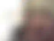 Cul vers le haut, face cachée, bronzée, courbée, cul géant, jouant dans un soutien-gorge et une culotte sexy en smoking noir et blanc.